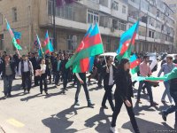 Bir qrup gənc AXCP sədri Əli Kərimlinin evi qarşısında aksiya keçirib (ƏLAVƏ OLUNUB) (FOTO)