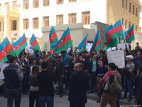Bir qrup gənc AXCP sədri Əli Kərimlinin evi qarşısında aksiya keçirib (ƏLAVƏ OLUNUB) (FOTO)