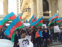 Bir qrup gənc AXCP sədri Əli Kərimlinin evi qarşısında aksiya keçirib (ƏLAVƏ OLUNUB) (FOTO)