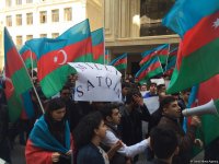 Bir qrup gənc AXCP sədri Əli Kərimlinin evi qarşısında aksiya keçirib (ƏLAVƏ OLUNUB) (FOTO)