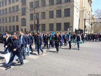 Bir qrup gənc AXCP sədri Əli Kərimlinin evi qarşısında aksiya keçirib (ƏLAVƏ OLUNUB) (FOTO)