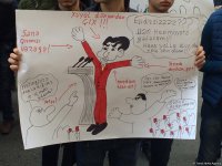 Bir qrup gənc AXCP sədri Əli Kərimlinin evi qarşısında aksiya keçirib (ƏLAVƏ OLUNUB) (FOTO)