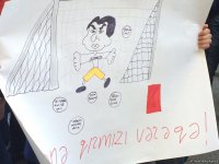 Bir qrup gənc AXCP sədri Əli Kərimlinin evi qarşısında aksiya keçirib (ƏLAVƏ OLUNUB) (FOTO)