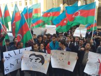 Bir qrup gənc AXCP sədri Əli Kərimlinin evi qarşısında aksiya keçirib (ƏLAVƏ OLUNUB) (FOTO)