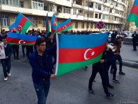 Bir qrup gənc AXCP sədri Əli Kərimlinin evi qarşısında aksiya keçirib (ƏLAVƏ OLUNUB) (FOTO)