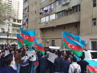 Bir qrup gənc AXCP sədri Əli Kərimlinin evi qarşısında aksiya keçirib (ƏLAVƏ OLUNUB) (FOTO)