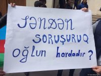 Bir qrup gənc AXCP sədri Əli Kərimlinin evi qarşısında aksiya keçirib (ƏLAVƏ OLUNUB) (FOTO)