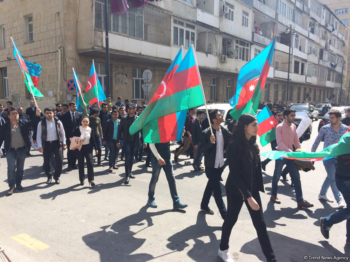 Bir qrup gənc AXCP sədri Əli Kərimlinin evi qarşısında aksiya keçirib (ƏLAVƏ OLUNUB) (FOTO)