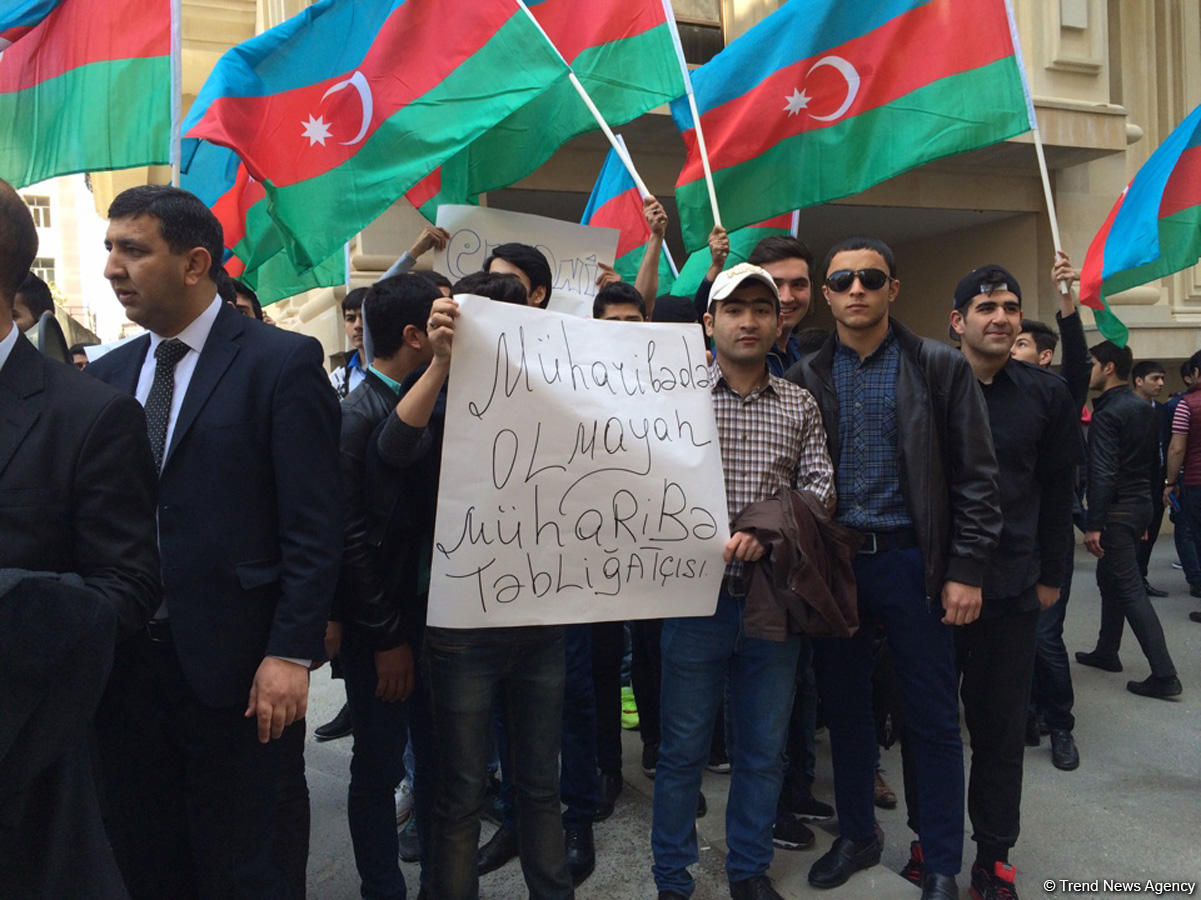 Bir qrup gənc AXCP sədri Əli Kərimlinin evi qarşısında aksiya keçirib (ƏLAVƏ OLUNUB) (FOTO)