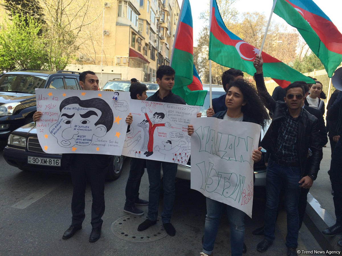 Bir qrup gənc AXCP sədri Əli Kərimlinin evi qarşısında aksiya keçirib (ƏLAVƏ OLUNUB) (FOTO)