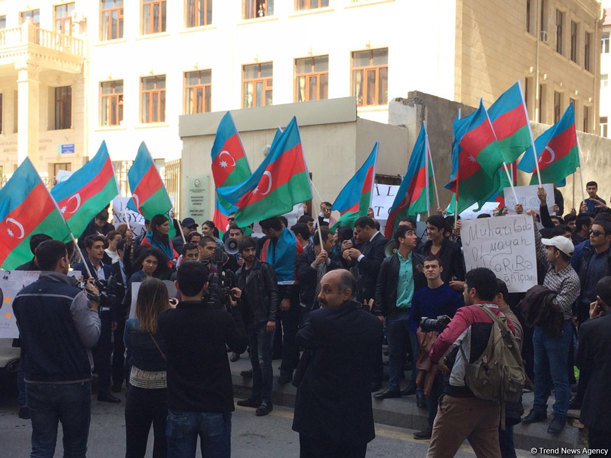 Bir qrup gənc AXCP sədri Əli Kərimlinin evi qarşısında aksiya keçirib (ƏLAVƏ OLUNUB) (FOTO)