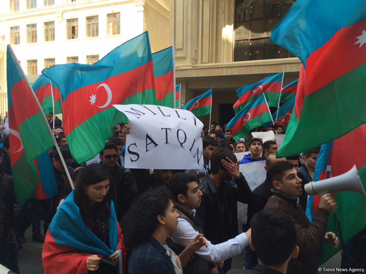 Bir qrup gənc AXCP sədri Əli Kərimlinin evi qarşısında aksiya keçirib (ƏLAVƏ OLUNUB) (FOTO)