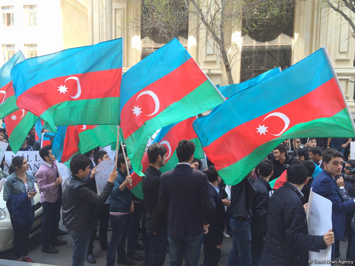 Bir qrup gənc AXCP sədri Əli Kərimlinin evi qarşısında aksiya keçirib (ƏLAVƏ OLUNUB) (FOTO)