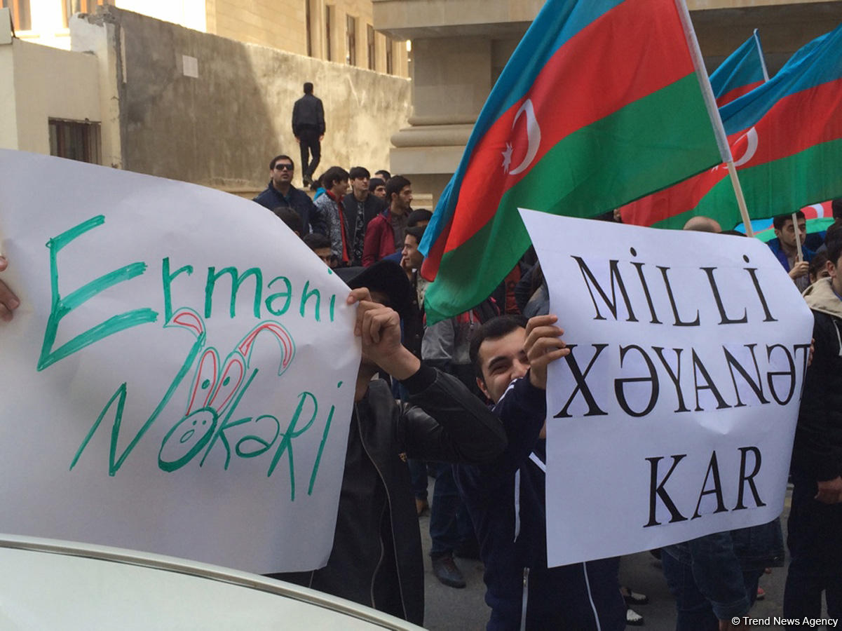 Bir qrup gənc AXCP sədri Əli Kərimlinin evi qarşısında aksiya keçirib (ƏLAVƏ OLUNUB) (FOTO)