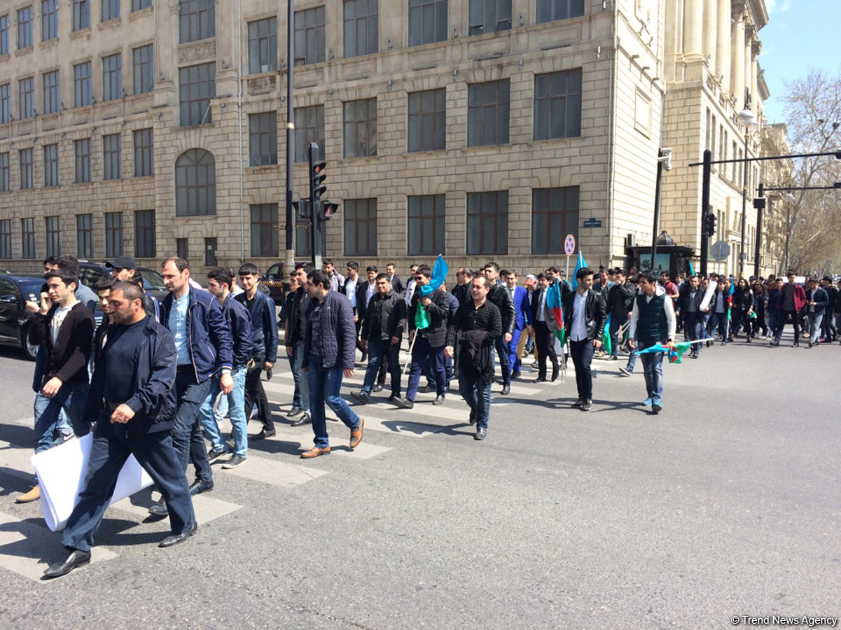 Bir qrup gənc AXCP sədri Əli Kərimlinin evi qarşısında aksiya keçirib (ƏLAVƏ OLUNUB) (FOTO)