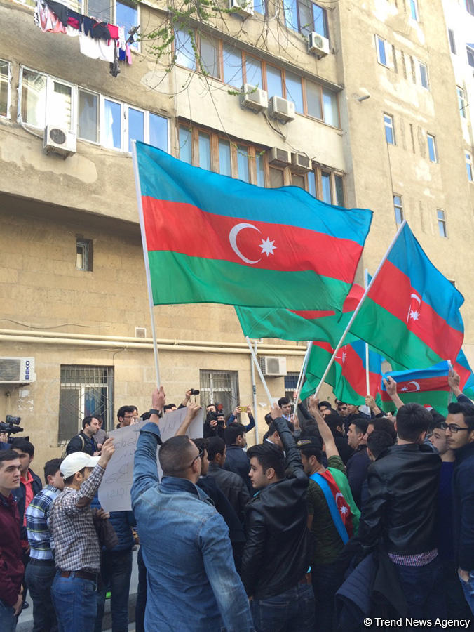 Bir qrup gənc AXCP sədri Əli Kərimlinin evi qarşısında aksiya keçirib (ƏLAVƏ OLUNUB) (FOTO)