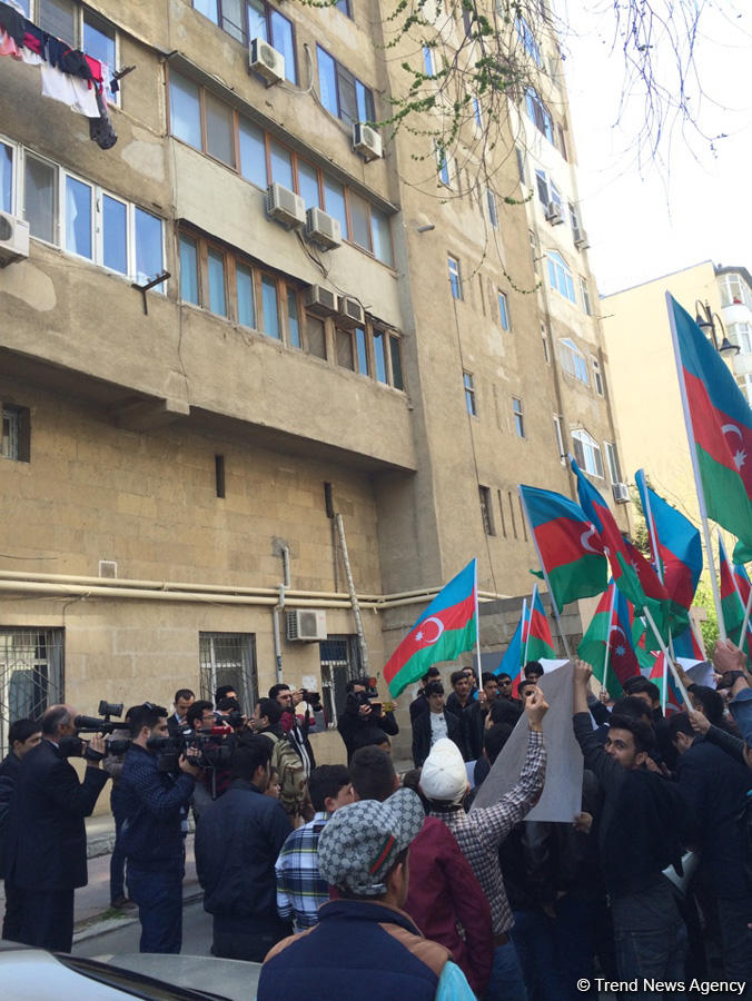 Bir qrup gənc AXCP sədri Əli Kərimlinin evi qarşısında aksiya keçirib (ƏLAVƏ OLUNUB) (FOTO)