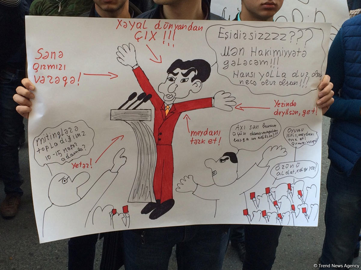 Bir qrup gənc AXCP sədri Əli Kərimlinin evi qarşısında aksiya keçirib (ƏLAVƏ OLUNUB) (FOTO)