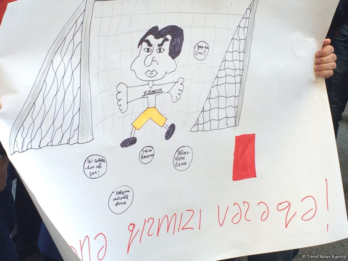 Bir qrup gənc AXCP sədri Əli Kərimlinin evi qarşısında aksiya keçirib (ƏLAVƏ OLUNUB) (FOTO)