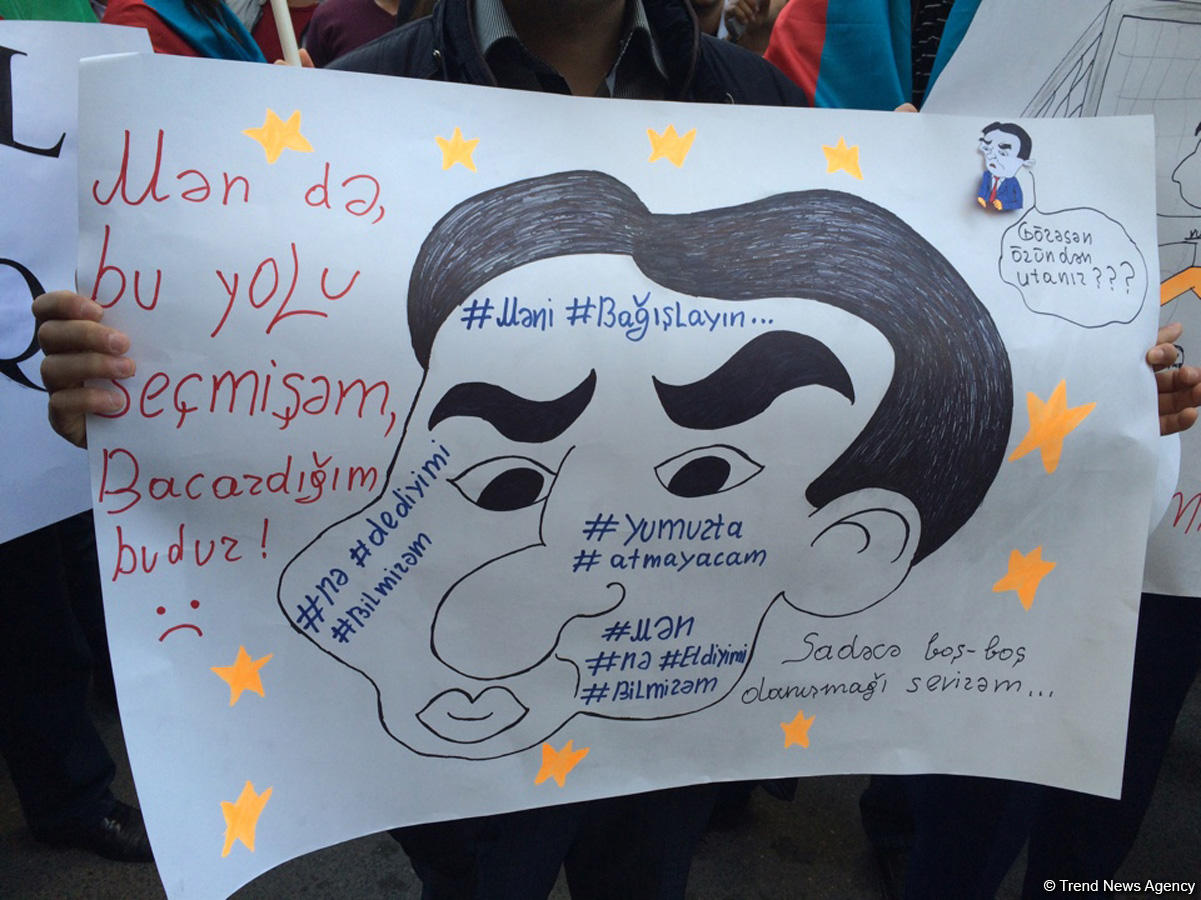 Bir qrup gənc AXCP sədri Əli Kərimlinin evi qarşısında aksiya keçirib (ƏLAVƏ OLUNUB) (FOTO)