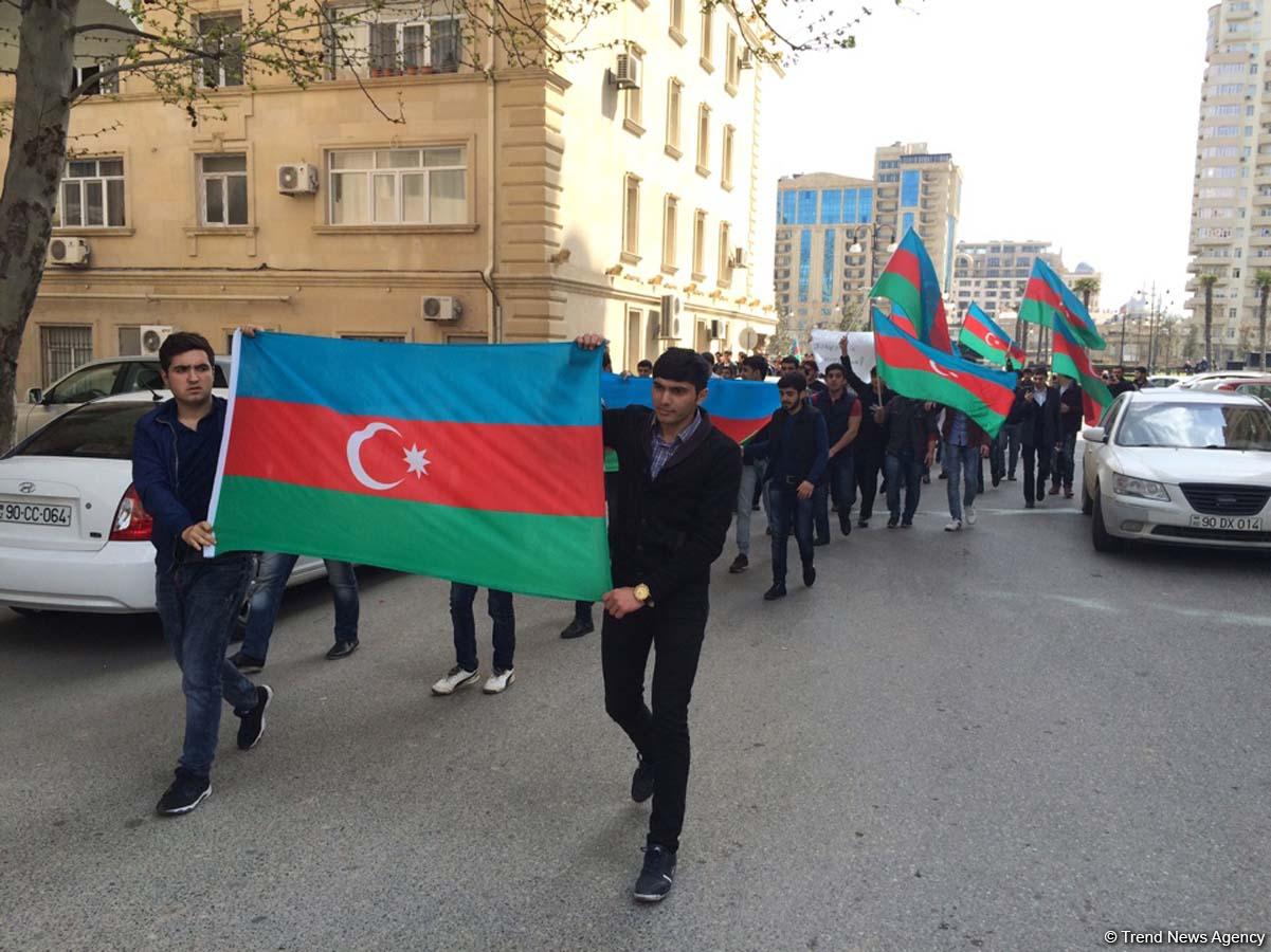 Bir qrup gənc AXCP sədri Əli Kərimlinin evi qarşısında aksiya keçirib (ƏLAVƏ OLUNUB) (FOTO)