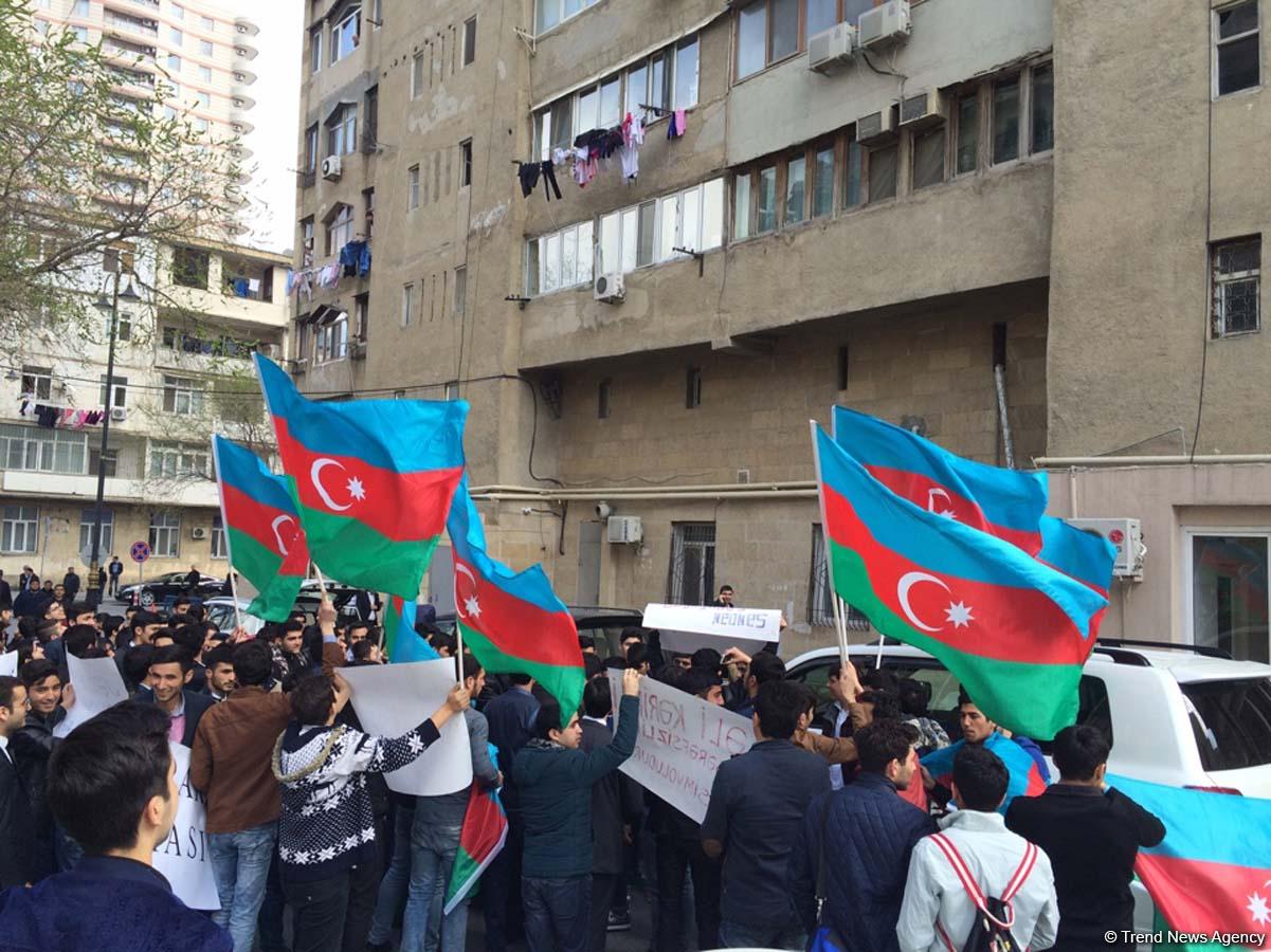 Bir qrup gənc AXCP sədri Əli Kərimlinin evi qarşısında aksiya keçirib (ƏLAVƏ OLUNUB) (FOTO)