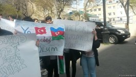 Gənclər AXCP sədri Əli Kərimlinin evi qarşısında aksiya keçirib (FOTO)