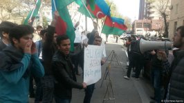 Gənclər AXCP sədri Əli Kərimlinin evi qarşısında aksiya keçirib (FOTO)