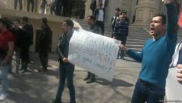 Gənclər AXCP sədri Əli Kərimlinin evi qarşısında aksiya keçirib (FOTO)