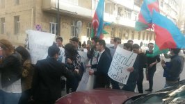 Gənclər AXCP sədri Əli Kərimlinin evi qarşısında aksiya keçirib (FOTO)