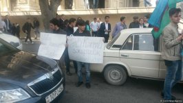 Gənclər AXCP sədri Əli Kərimlinin evi qarşısında aksiya keçirib (FOTO)