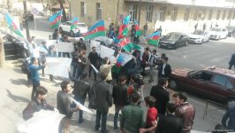 Gənclər AXCP sədri Əli Kərimlinin evi qarşısında aksiya keçirib (FOTO)