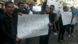 Gənclər AXCP sədri Əli Kərimlinin evi qarşısında aksiya keçirib (FOTO)