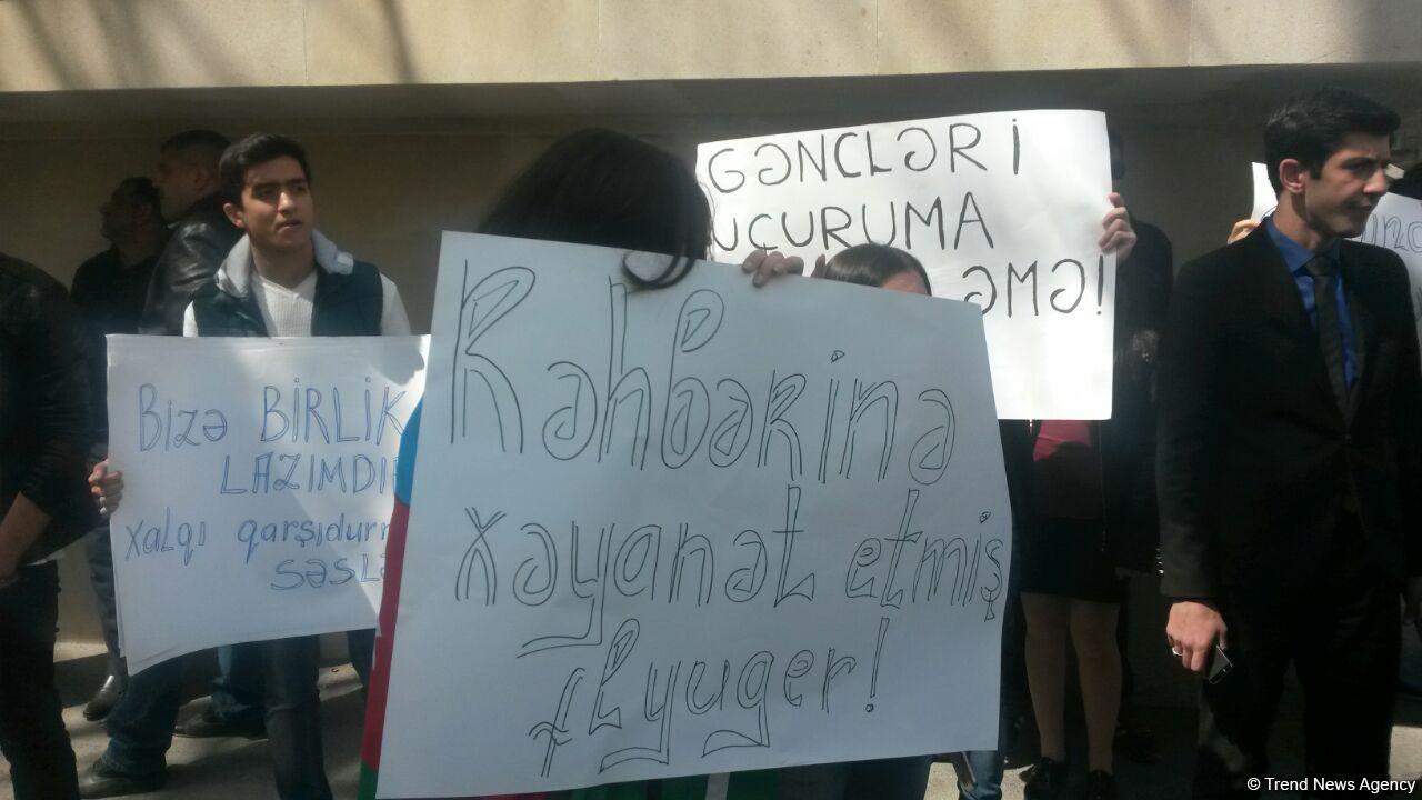 Gənclər AXCP sədri Əli Kərimlinin evi qarşısında aksiya keçirib (FOTO)