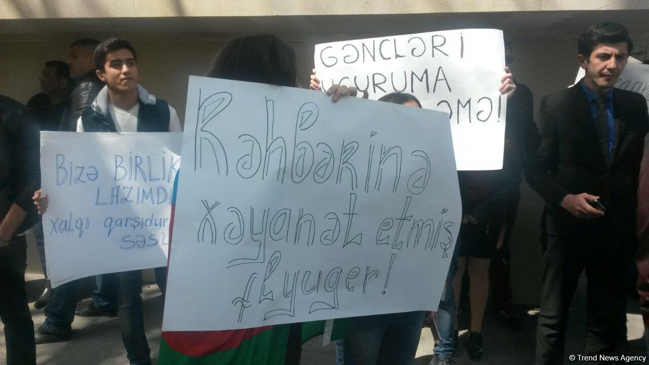 Gənclər AXCP sədri Əli Kərimlinin evi qarşısında aksiya keçirib (FOTO)