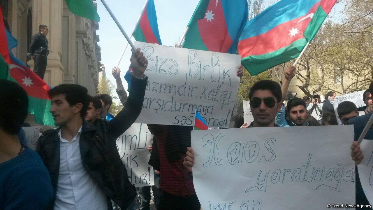 Gənclər AXCP sədri Əli Kərimlinin evi qarşısında aksiya keçirib (FOTO)