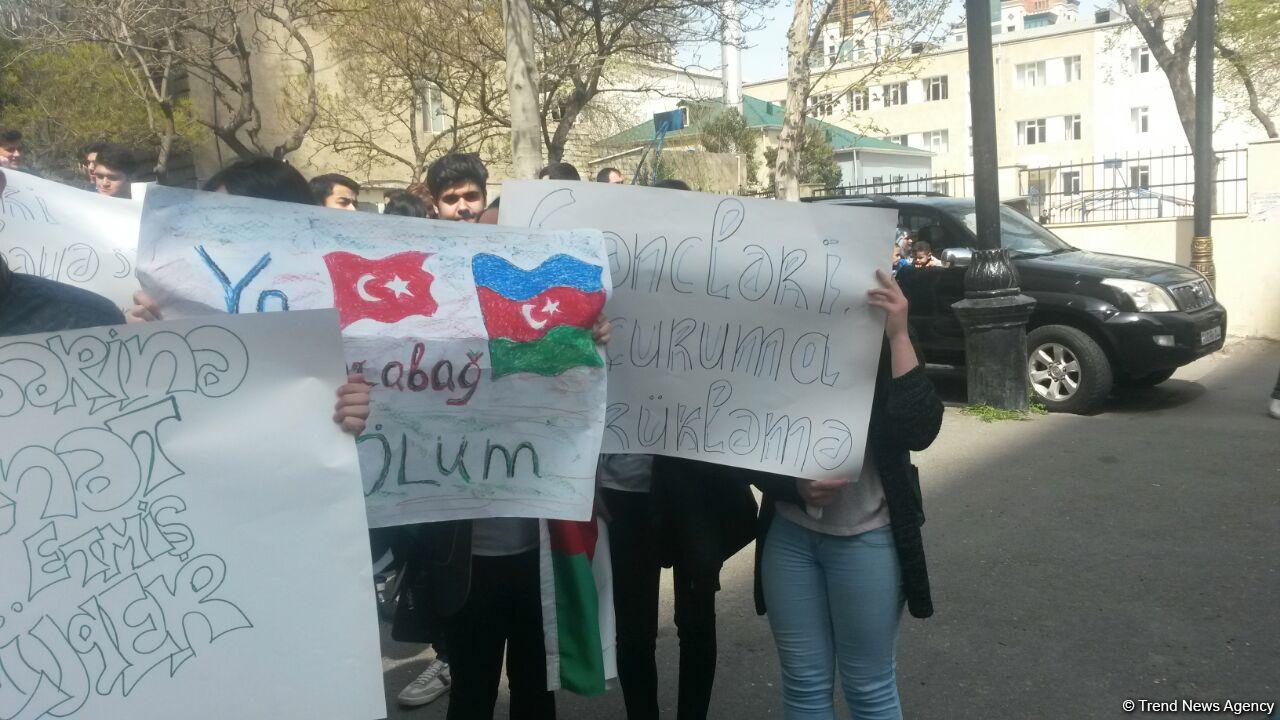 Gənclər AXCP sədri Əli Kərimlinin evi qarşısında aksiya keçirib (FOTO)