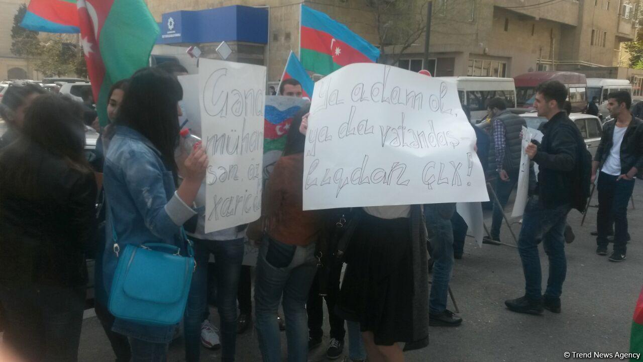 Gənclər AXCP sədri Əli Kərimlinin evi qarşısında aksiya keçirib (FOTO)