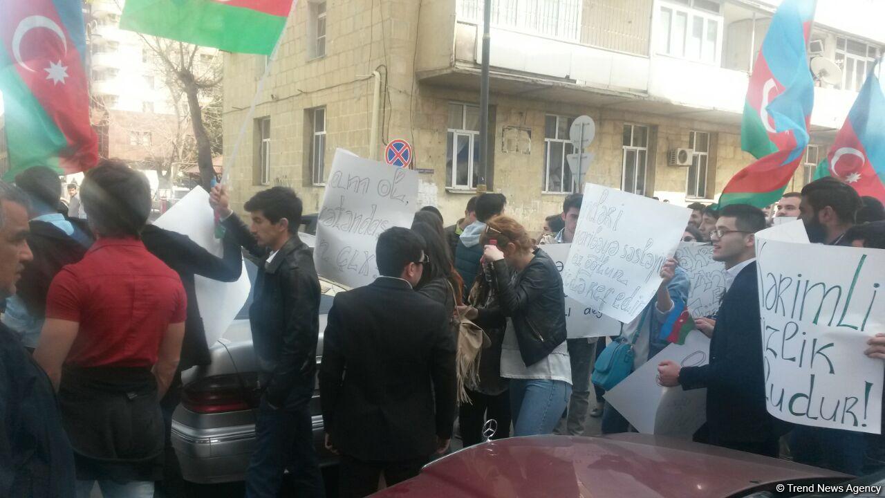 Gənclər AXCP sədri Əli Kərimlinin evi qarşısında aksiya keçirib (FOTO)