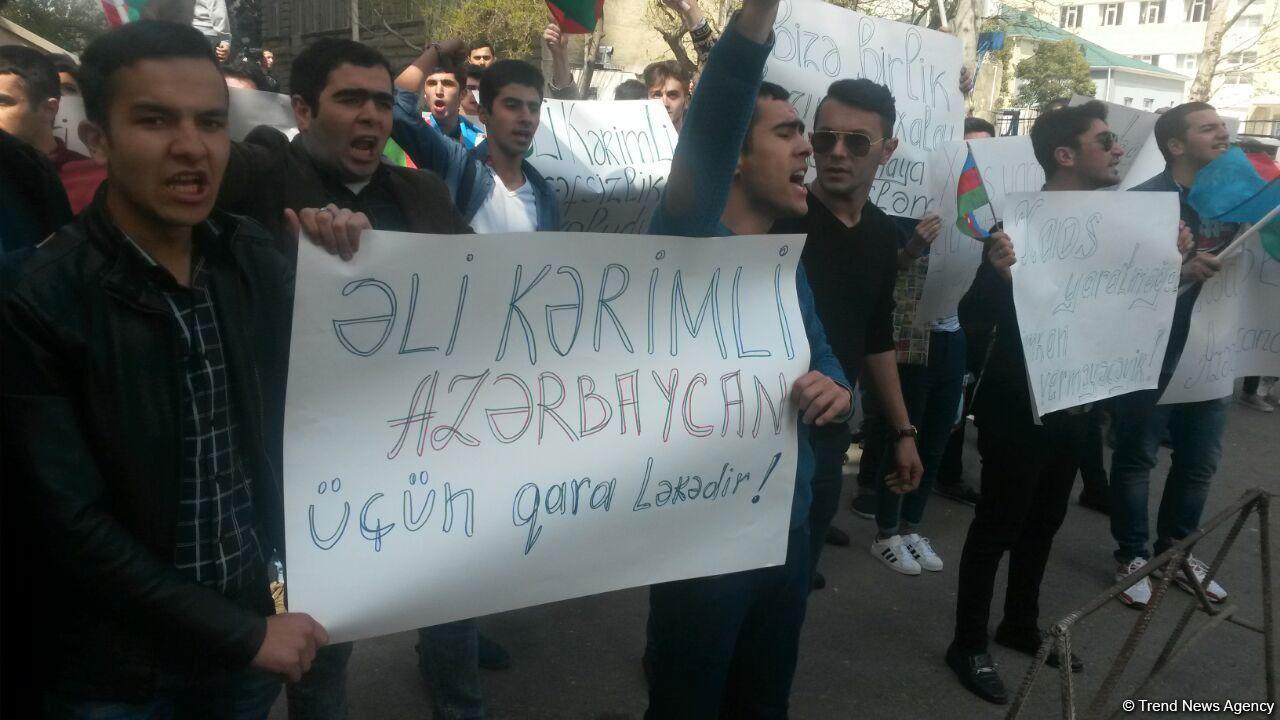 Gənclər AXCP sədri Əli Kərimlinin evi qarşısında aksiya keçirib (FOTO)