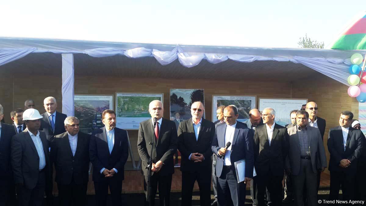 Azərbaycan və İran sərhəddə dəmir yolu körpüsünün təməlini qoydular (FOTO)