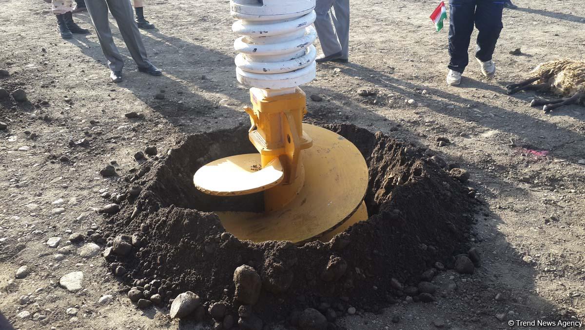 Azərbaycan və İran sərhəddə dəmir yolu körpüsünün təməlini qoydular (FOTO)