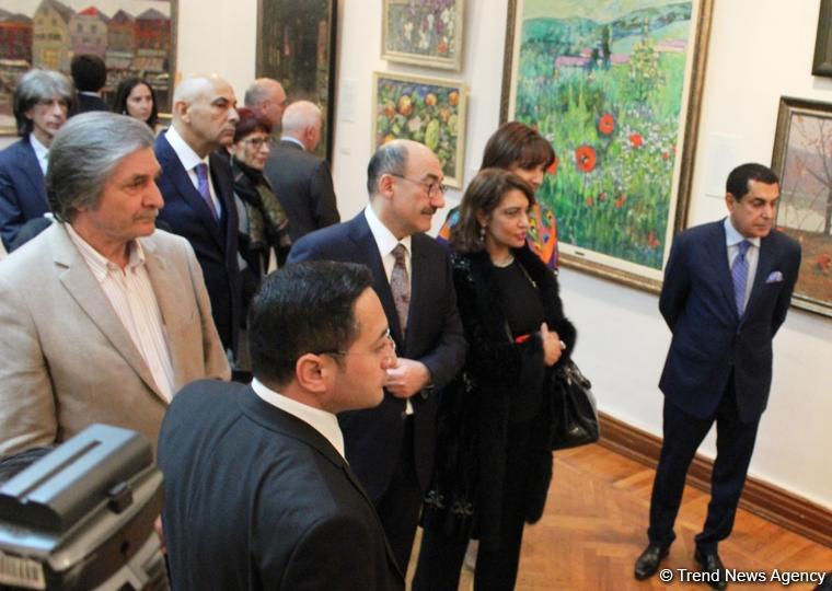 Bakıda BMT Sivilizasiyalar Alyansının Qlobal Forumunun qonaqları üçün "Siyasətdən kənar" adlı sərgi açılıb (FOTO)