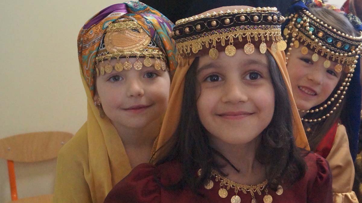 Budapeştdə azərbaycanlı modelyer-dizaynerin milli geyimlərdən ibarət kolleksiyası təqdim olunub (FOTO)