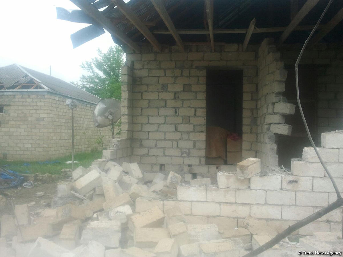 Erməni hərbi birləşmələrinin artilleriya zərbələrindən dağılmış Qaradağlı kəndi (FOTO)