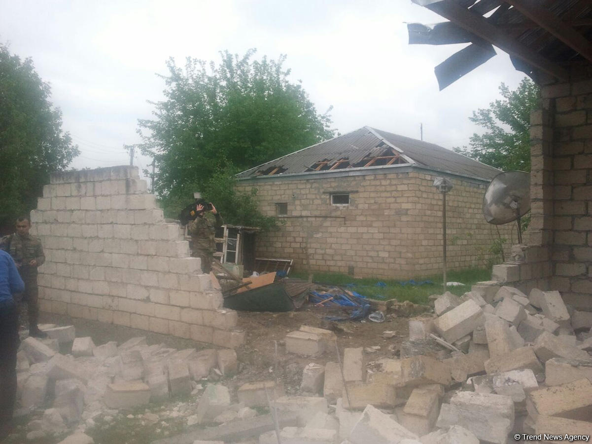 Erməni hərbi birləşmələrinin artilleriya zərbələrindən dağılmış Qaradağlı kəndi (FOTO)