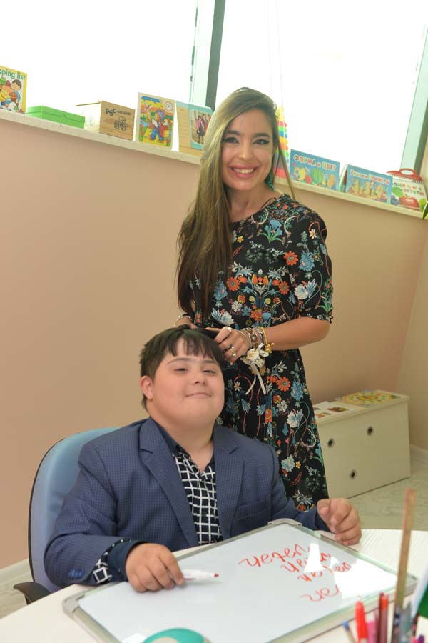 Leyla Əliyeva Daun Sindromlu Şəxslərin Reabilitasiya Mərkəzi və körpələr evində olub (FOTO)
