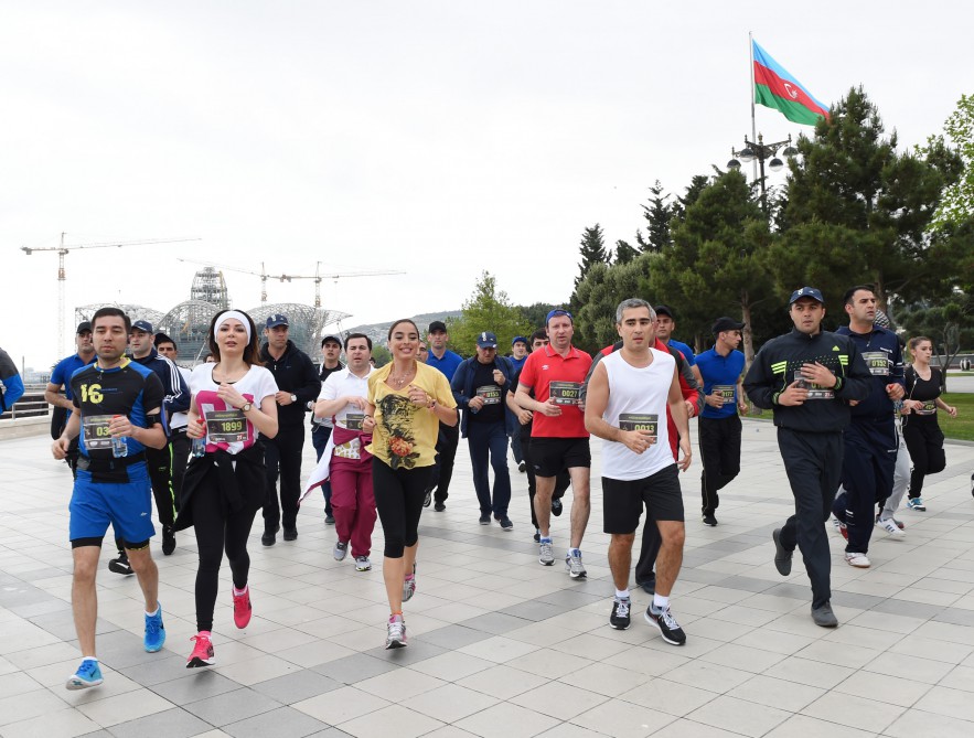 Heydər Əliyev Fondunun vitse-prezidenti Leyla Əliyeva "Bakı Marafonu 2016"da iştirak edir (FOTO)