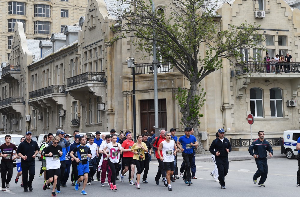 Heydər Əliyev Fondunun vitse-prezidenti Leyla Əliyeva "Bakı Marafonu 2016"da iştirak edir (FOTO)