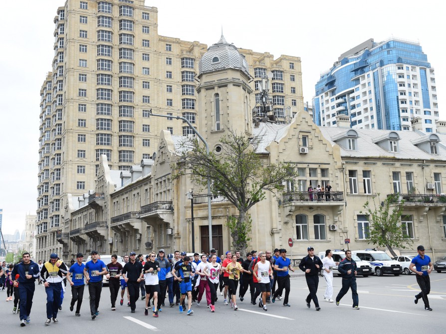 Heydər Əliyev Fondunun vitse-prezidenti Leyla Əliyeva "Bakı Marafonu 2016"da iştirak edir (FOTO)
